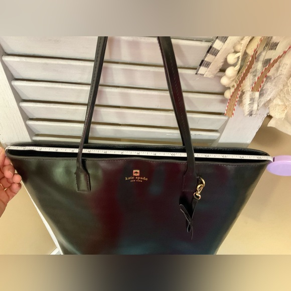 ♠️KATE SPADE Black Tote with Sleek Design & Bow Hang Charm - Picture 10 of 12